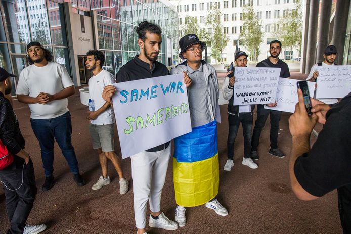 Een groep 'derdelanders' demonstreert voor het gebouw van immigratiedienst IND in Den Haag, afgelopen zomer. Ze willen dezelfde rechten houden als vluchtelingen uit Oekraïne die wel de Oekraïense nationaliteit hebben.