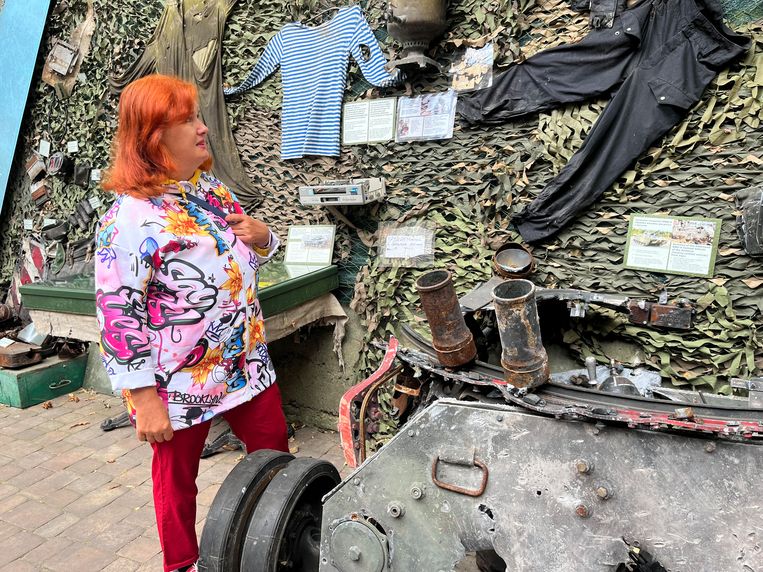 Olena Rachova bij een in Irpin verwoest Russisch legervoertuig. 





foto Michiel driebergen Beeld Michiel Driebergen 