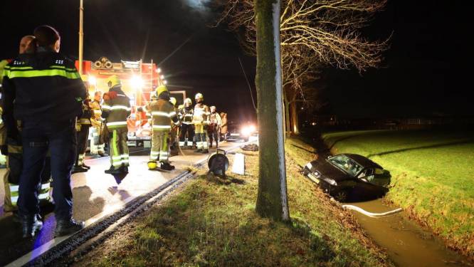 Auto raakt te water in Poederoijen, hulpdiensten massaal gealarmeerd