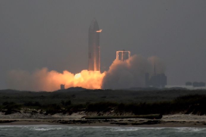 Een prototype van Starship tijdens een testlancering in Boca Chica, Texas, mei 2021.