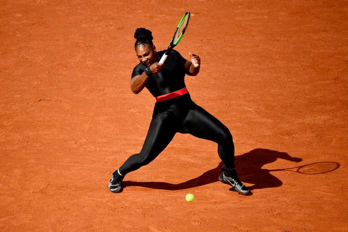 De omstreden catsuit tijdens Roland Garros, waarover Williams' officiële verklaring luidde dat het strakke kledingstuk om haar benen haar beschermt tegen bloedproppen.