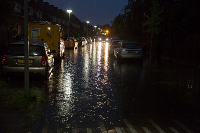 Wateroverlast in de Kalsdonksestraat in Roosendaal.
