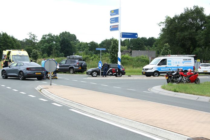 Motorrijdster gewond na aanrijding met auto in Hellendoorn