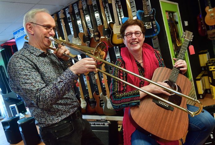 Kees en Leonie van Gorp in hun muziekcentrum, vermaard in de wijde omtrek.