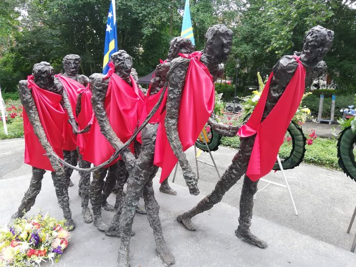 Het slavernijmonument in het Oosterpark.