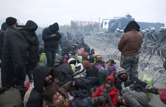 Migranten verzamelen zich op de Wit-Russische-Poolse grens nabij Kuźnica.