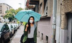 Met je mondmasker in de regen: waar moet je op letten? 