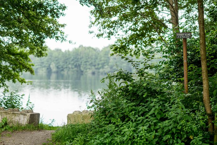 Verboden toegang, staat er op bordjes langs de Pannekoekenplas. Maar lang niet iedereen trekt zich daar iets van aan.