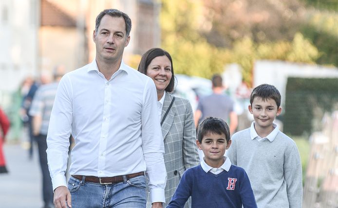 Vicepremier Alexander De Croo, hier met zijn gezin op weg naar de stembus, haalde zelf in thuisbasis Brakel een absolute meerderheid met 53,9 procent van de stemmen (15 van de 23 zetels).