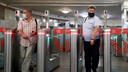 Passagiers op een metrostation in Rusland lopen door een poortje met gezichtsherkenning.