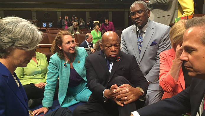 Democraten zitten op de vloer van het Huis van Afgevaardigden.