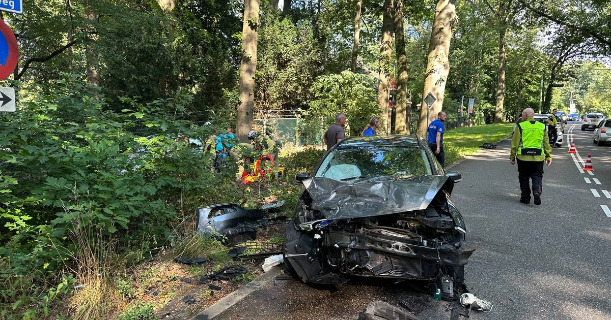 Bestuurder ernstig gewond bij forse aanrijding op Schelmseweg in Arnhem.