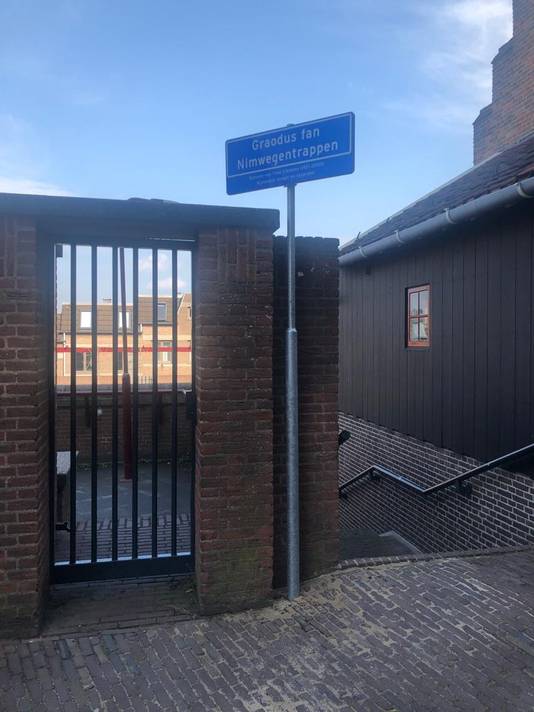 Het bord staat scheef en de plaquette is verdwenen: zo'n anderhalve week na de onthulling blijkt het straatnaambord Graodus fan Nimwegentrappen een geliefd object voor verzamelaars.