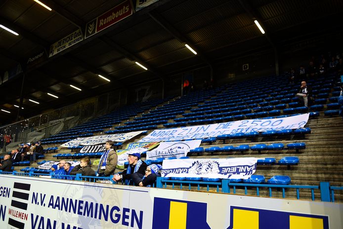 Tien minuten lang in het stadion van Waasland Beveren: een leeg vak met boze boodschappen.