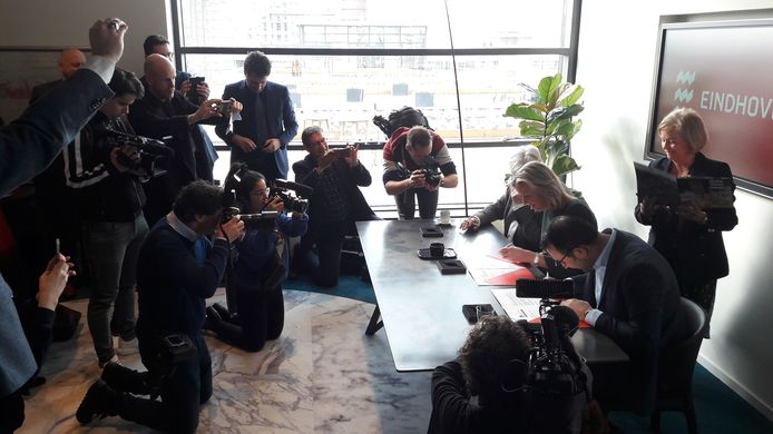 Minister Kajsa Ollongren, wethouder Yasin Torunoglu en gedeputeerde Erik van Merrienboer van de provincie Noord-Brabant tekenden donderdag in gebouw TQ op Strijp-T in Eindhoven de Woondeal 2019.