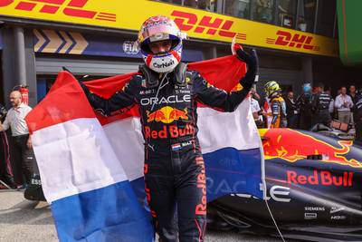 Max Verstappen wint in Zandvoort na zinderende race, Lewis Hamilton rook zijn kans maar blijft woest achter