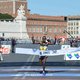 Kenianen pakken bloemen in marathon Rome en Rotterdam