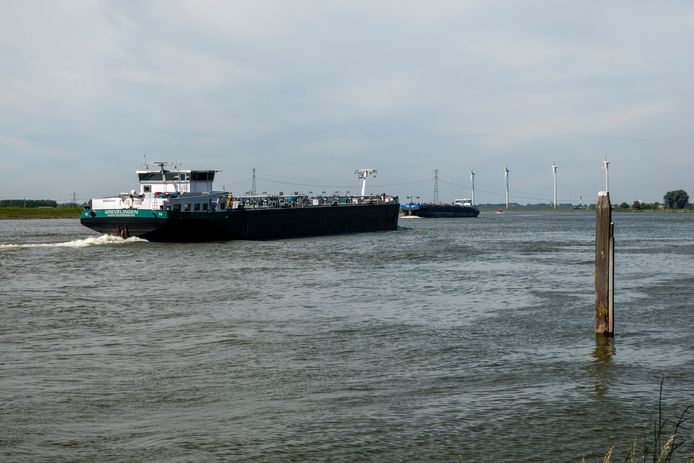 Lege binnenvaarttankers op de Dordtse Kil ter hoogte van Willemsdorp.