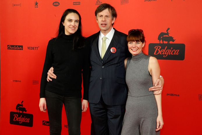 Johan Heldenbergh met zijn partner Fien (rechts) en actrice Natalie Broods.