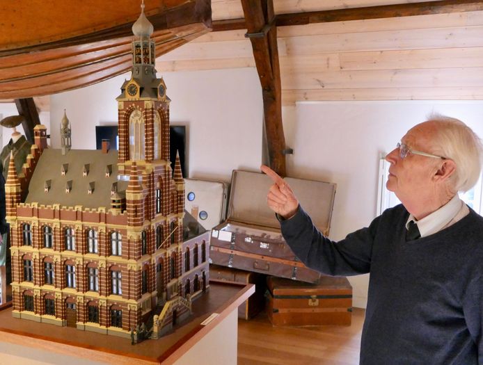 Bert Boeren is een van de vele bezoekers aan de expositie Tussen strijd & vrijheid - De bevrijding van regio Heusden in Het Gouverneurshuis.