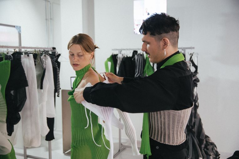 Een model wordt aangekleed tijdens de Copenhagen Fashion Week.

 Beeld Victor Jones