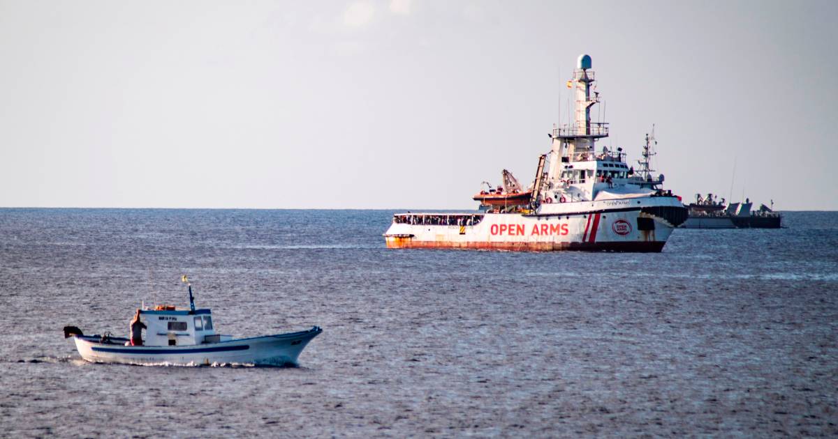L’Italia sequestra la nave spagnola che soccorreva i migranti in mare |  All’estero