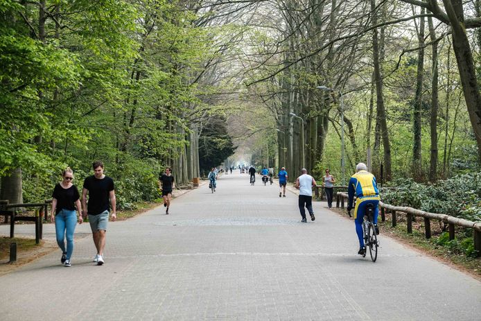 Social distancing in de warme lentezon in Antwerpen op Pasen. Hier in het park Rivierenhof.