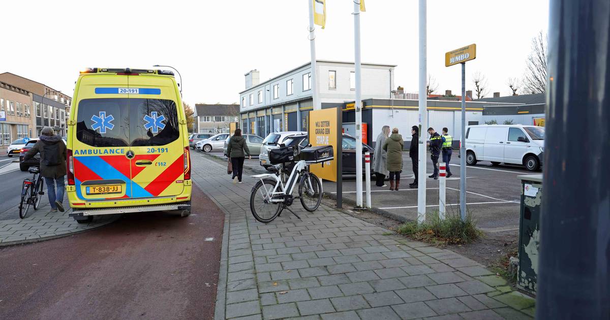 Maaltijdbezorger aangereden bij supermarkt in Waalwijk.