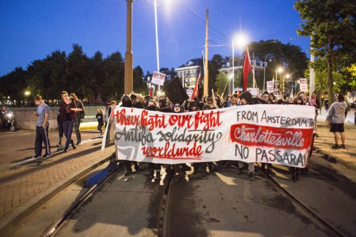 Antifascisten van de AFA demonstreren in Amsterdam tegen wat is gebeurd in het Amerikaanse Charlotteville.