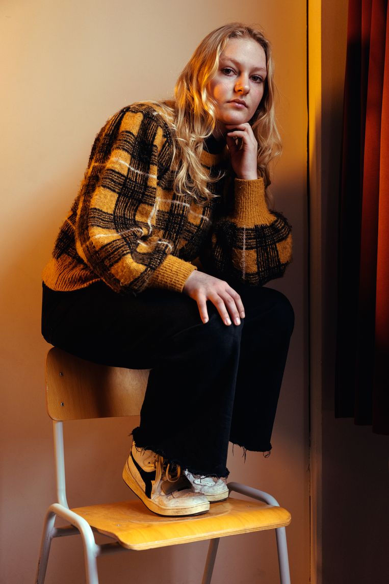 Nasrine Zsafiro, 17 jaar: 'In het middelbaar heb ik niets over seks geleerd, tenzij wat dingen over anticonceptie. Zonde.' Beeld Damon De Backer