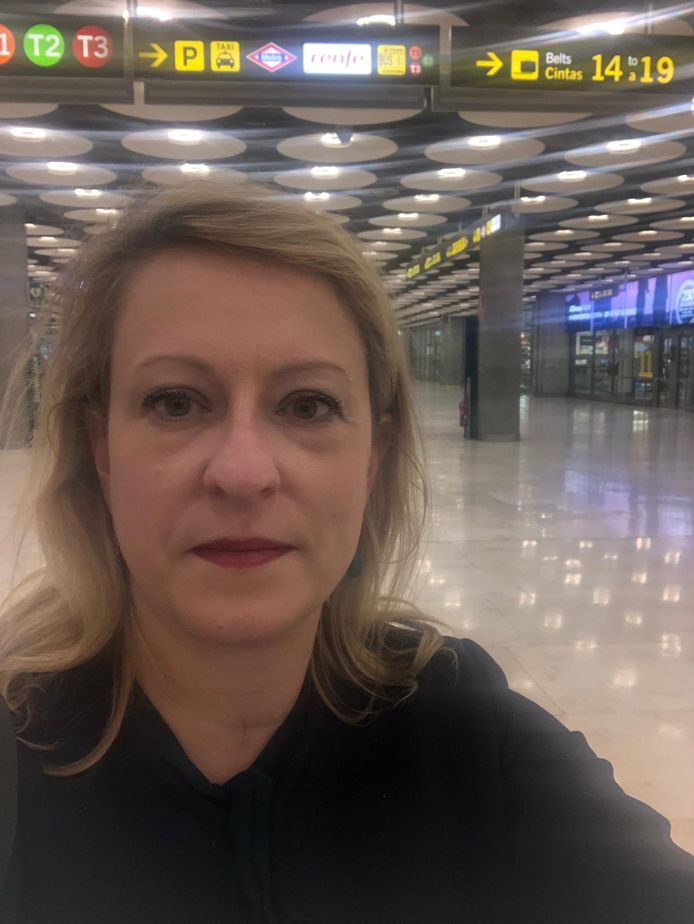 Europarlementariër Esther de Lange op de luchthaven van Madrid, nadat ze door Venezuela is uitgezet.