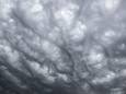 Archiefbeeld van onweerswolken boven Zwolle: ook vandaag zouden ze kunnen opduiken volgens het KNMI.