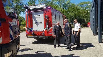 Brandweerman Ton Kok krijgt lintje
