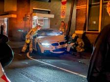 Dure auto crasht op lichtmast in Dordrecht, bestuurder vlucht weg