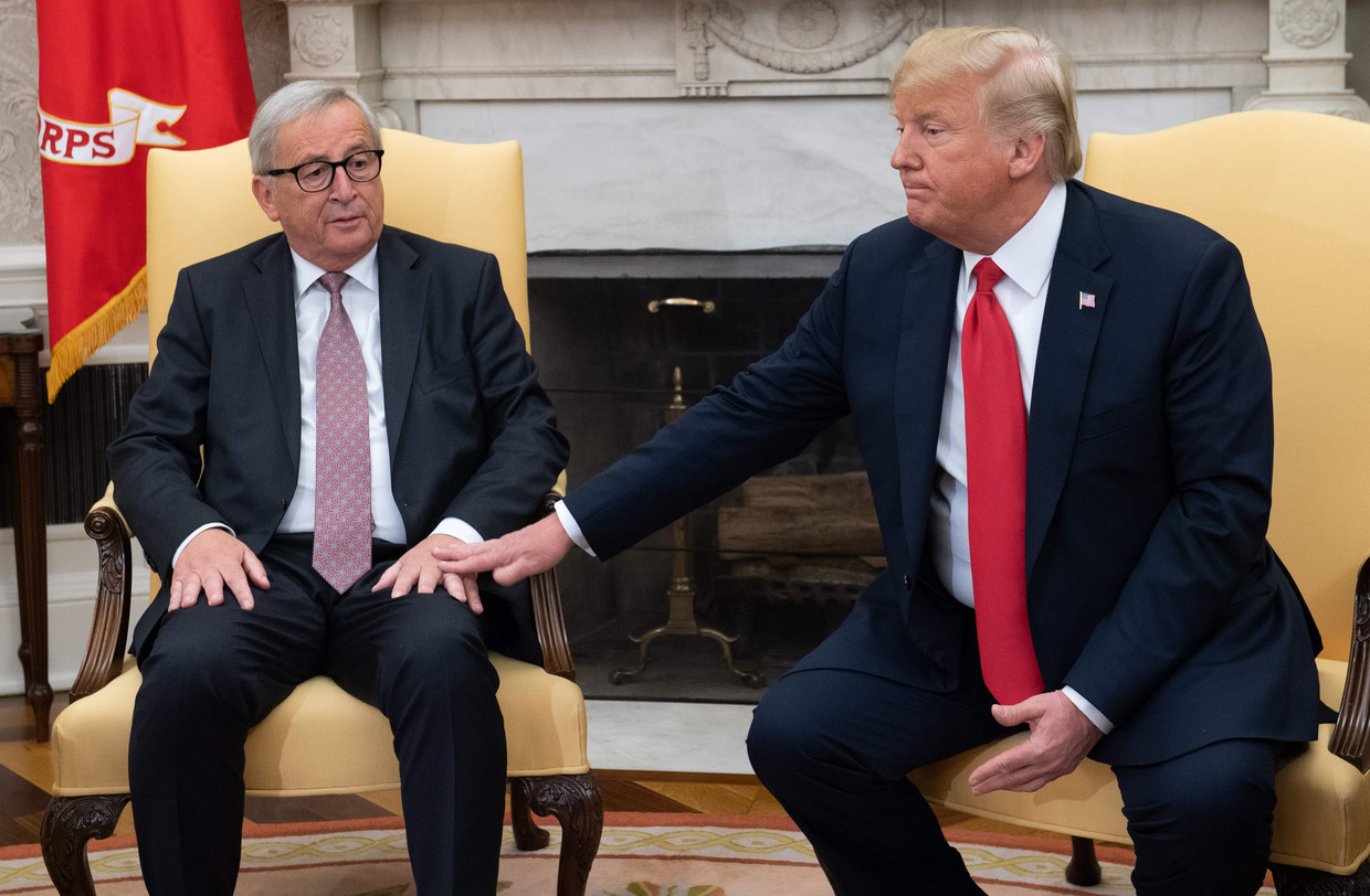 Toenmalig voorzitter Jean-Claude Juncker slaagde er in de zomer van 2018 in om president Donald Trump mild te stemmen. De handelsruzie werd (voor even) stilgelegd.  Beeld AFP