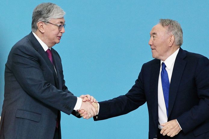 Il presidente kazako Kassym-Jomart Tokayev e Nursultan Nazarbayev.