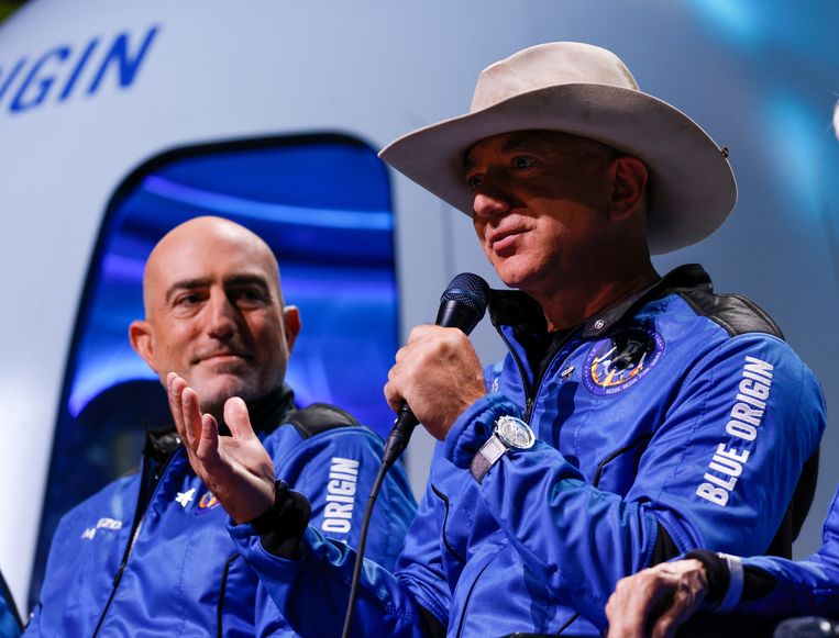 Jeff Bezos (met hoed) na zijn raketvlucht. Links zijn broer Mark.  Beeld Reuters