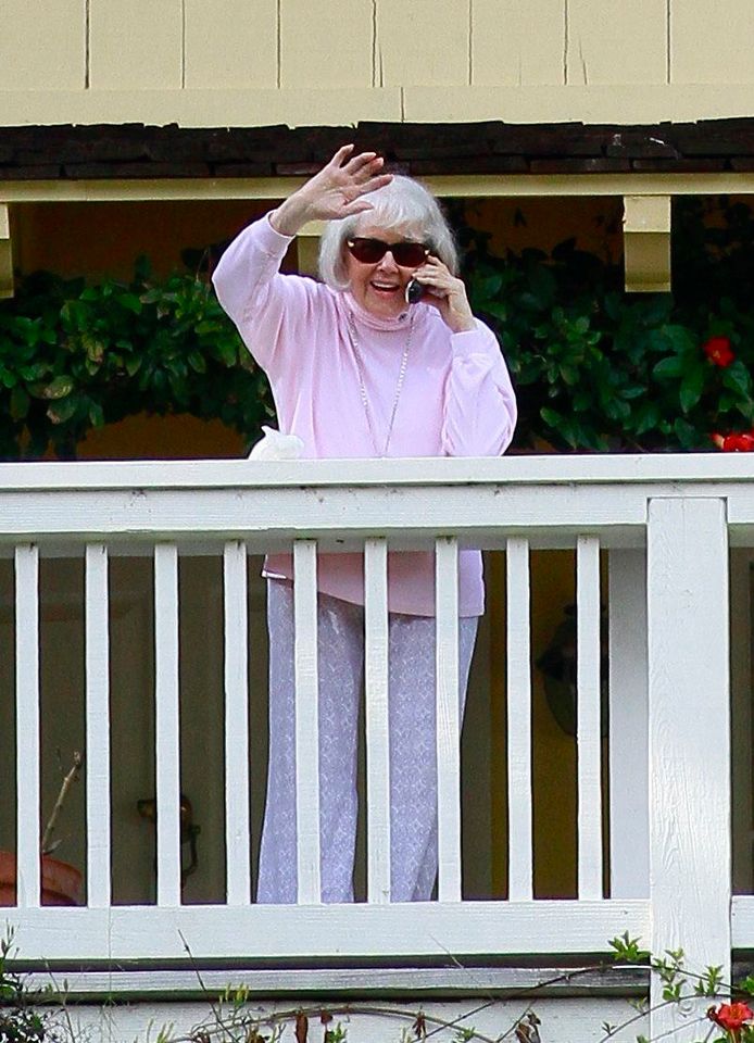 Op het terras van haar woning in het Californische Carmel tijdens haar 90ste verjaardag.