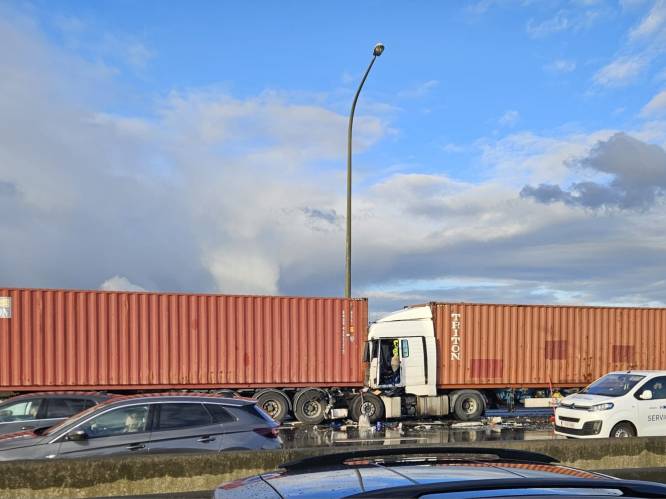 Uur aanschuiven op Antwerpse Ring richting Gent door ongeval met twee vrachtwagens ter hoogte van viaduct van Merksem: takelwerken gestart, weer twee rijstroken beschikbaar