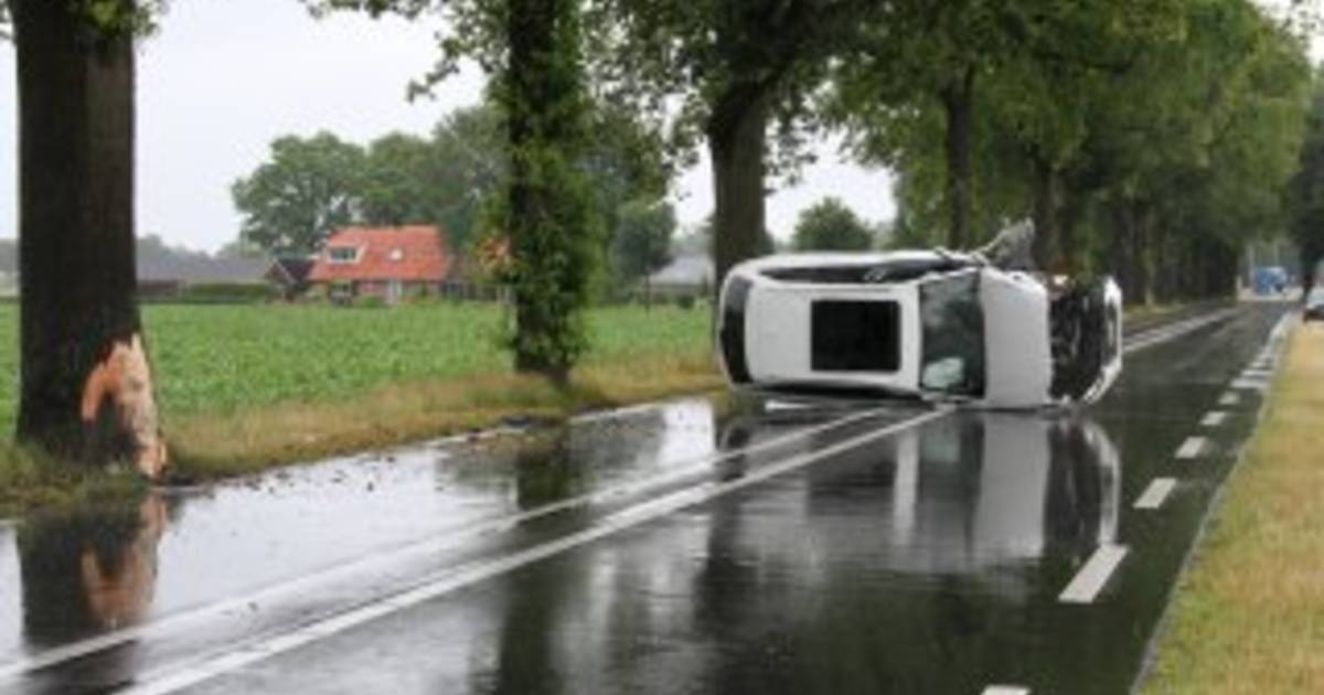 N35 tussen Raalte - Haarle dicht door ongeluk: gekantelde auto blokkeert de weg.