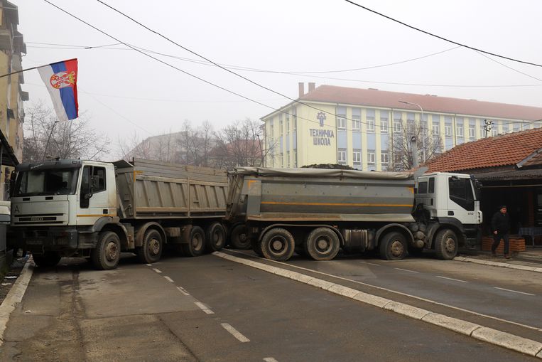 
Een straat in de Kosovaarse stad Mitrovica is gebarricadeerd door twee vrachtwagens. Dit deel van de etnisch verdeelde stad wordt gedomineerd door Servische inwoners.  Beeld AP