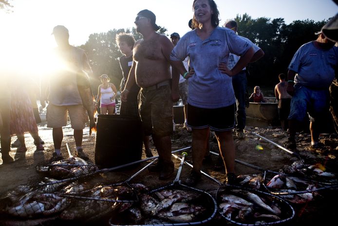 Het Redneck Fishing Tournament in Bath, Illinois. Op een ander vistoernooi in de VS werden loden gewichten in de vissen verstopt voor ze werden gewogen.