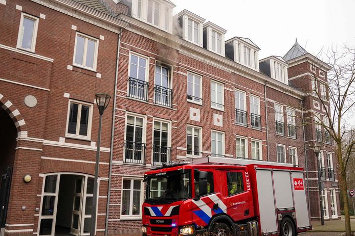 In een appartement in Helmond is maandagochtend brand ontstaan.