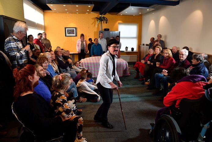 Theatergroep Paljas met de voorstelling (die vrouw op nr 7 die maar blijft leven).