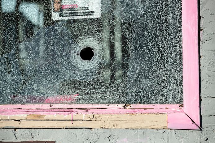 Een kogelinslag in het raam van de schoonheidssalon waar de vier slachtoffers stonden.