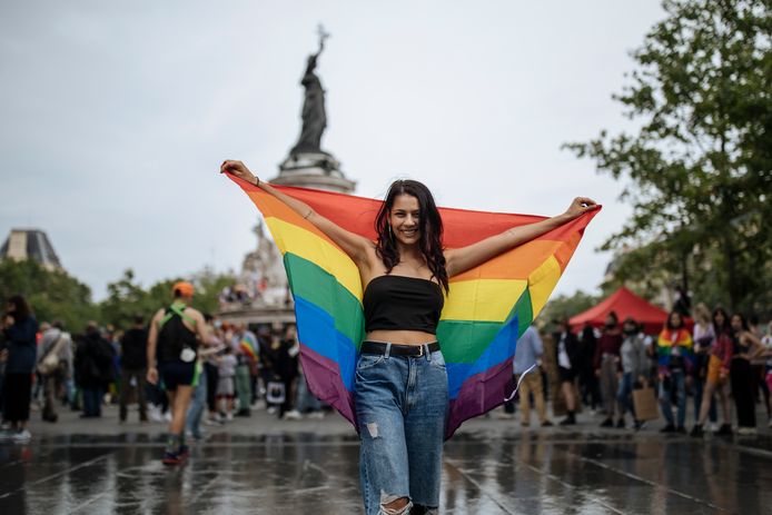 Een demonstrant protesteert in Parijs tegen de Hongaarse anti-LGBT-wetgeving.
