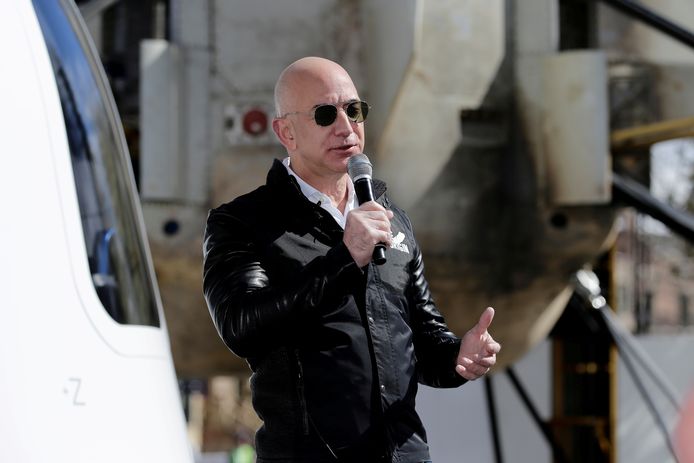 Bezos lui-même à bord du premier vol habité de Blue Origin, ce qui fait de lui l'homme le plus riche de l'espace.