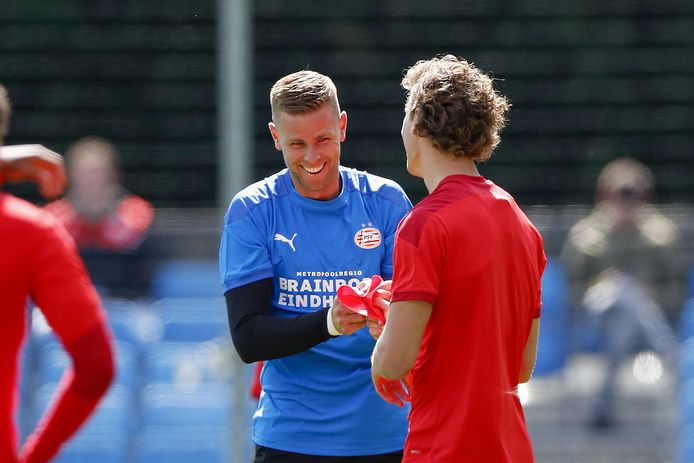 Robbin Ruiter en Sam Lammers bij de training van PSV.