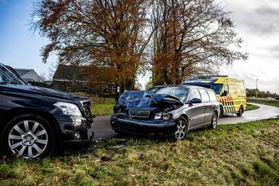 Drie gewonden bij frontale botsing tussen twee auto’s in Berkel-Enschot