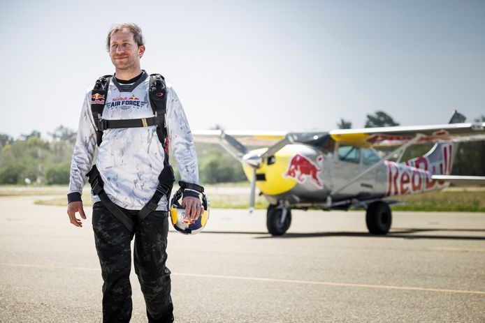 Andy Farrington op archiefbeeld.  Farrington slaagde er eind vorige maand tijdens de 'plane swap' niet in het vliegtuig van zijn collega-piloot te bereiken en moest zijn parachute gebruiken om veilig te kunnen landen.